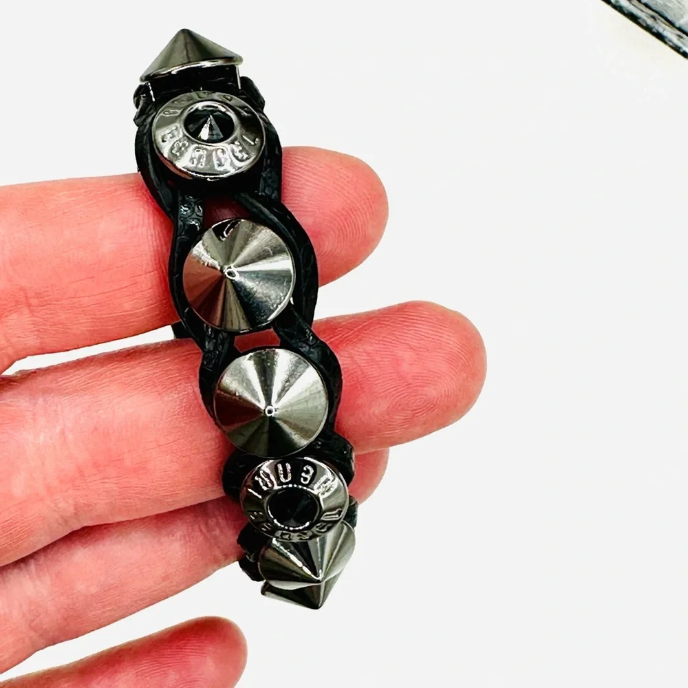 🤎 HENRI BENDEL Vintage Studs & Logo Leather Bracelet.
Black & Silver - Picture 13 of 16